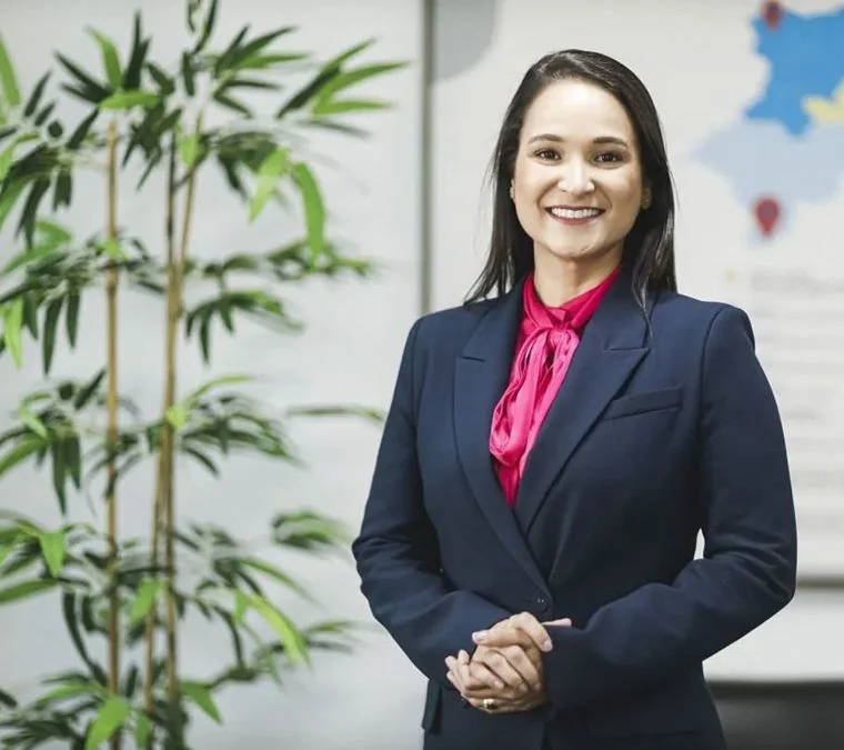 Ingrid Zanella diante do mapa de Pernambuco