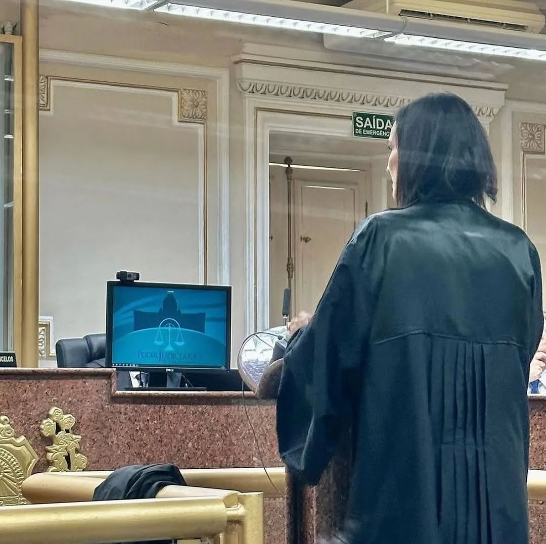 Ingrid Zanella de beca, no tribunal